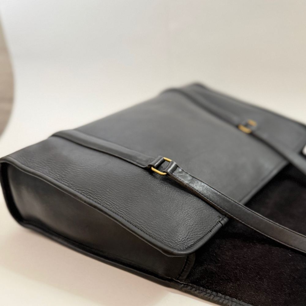 COACH | MADE in NYC, USA
Beloved Vintage Envelope Portfolio 
Black 
Hang Tag